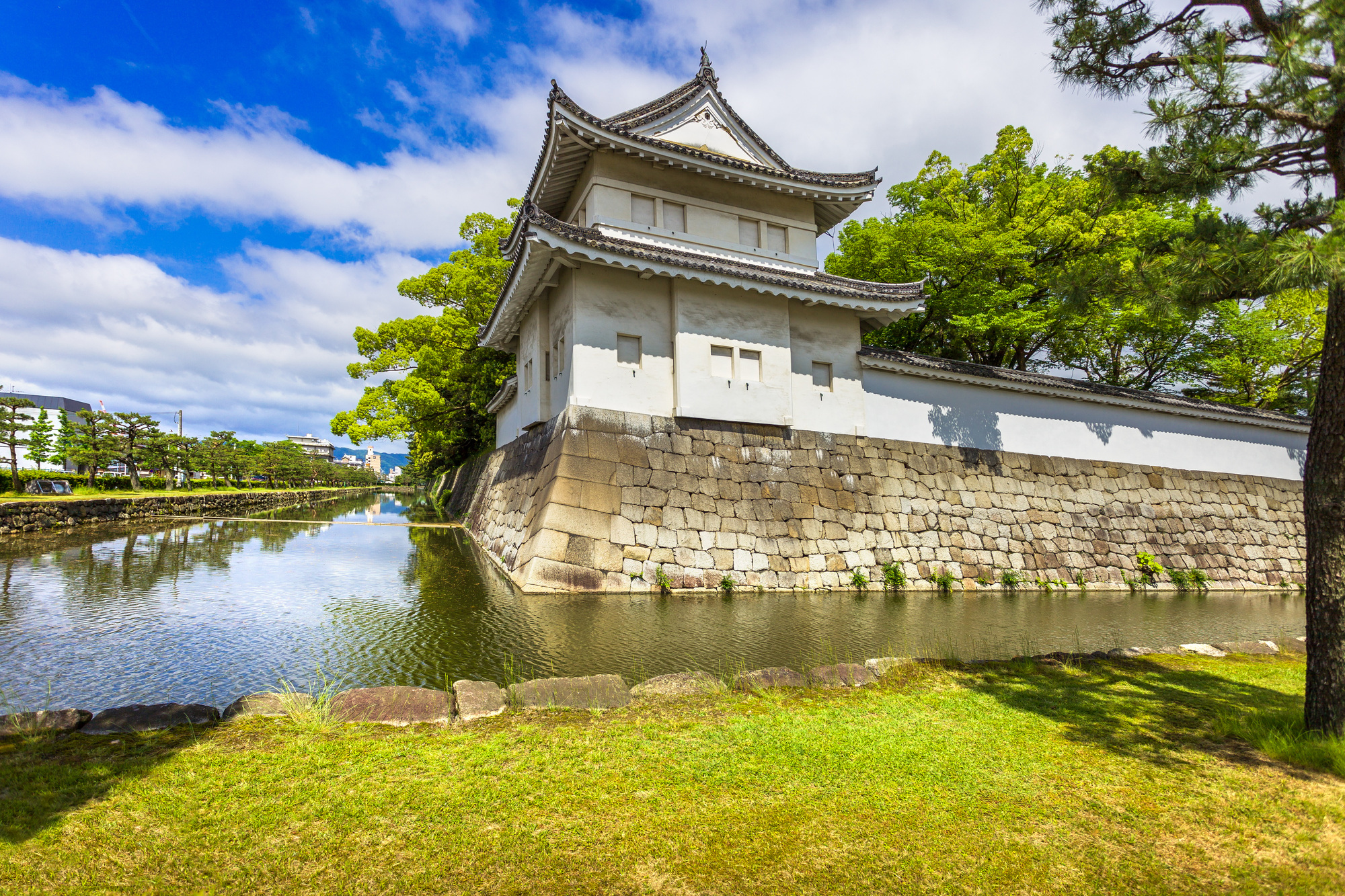 tokyo-imperal-palace-and-water-canal-japan.jpg